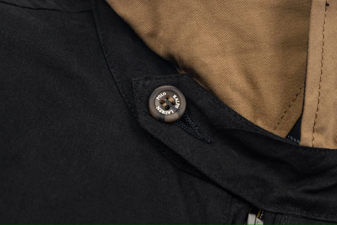 🅿️350 Ralph Lauren's new 24ss classic embroidered logo lapel executive zipper jacket for both men and women. 1️⃣Selected from high-quality original developed pure cotton fabric, with customized plaid lining inside, the overall wearing effect is very soft and comfortable. 2️⃣The workmanship details are perfectly controlled, with exquisite small logo embroidery on the chest, and the unique design style of splicing technology is used in the dropped shoulder position to highlight your personality! The version is simple but not simple! 3️⃣ Complete with tag accessories, unisex design, and a very versatile jacket for men and women!  Color: black, navy blue, khaki Size: S, M, L, XL